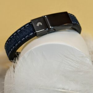 Bracelet en cuir Jourdan mis en valeur avec un décor de plumes blanches