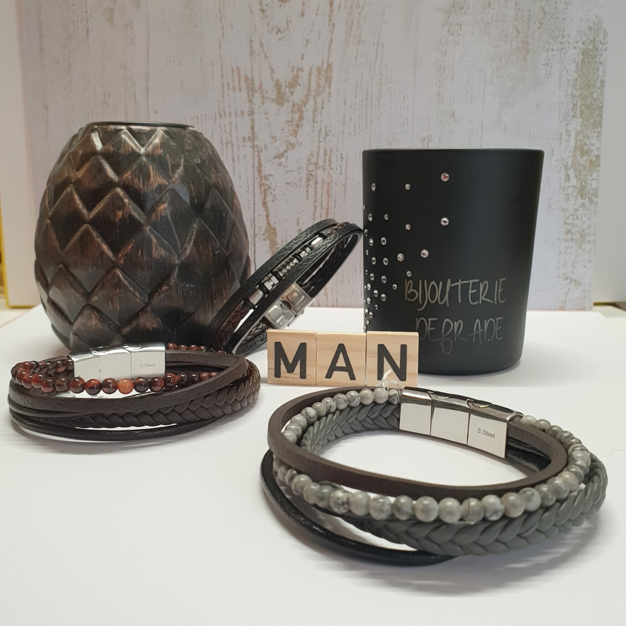Bracelet en acier, cuir et perles du fabricant Thabora pour les hommes