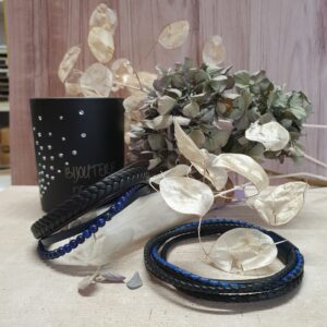 Pour les hommes, un bracelet en cuir noir tressé avec perle de Heishi Lapis bleue du fabricant Thabora