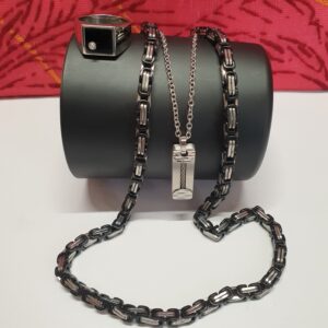 Une bague en acier et calcédoine, un pendentif et un collier double couleur noir et acier du fabricant Thabora