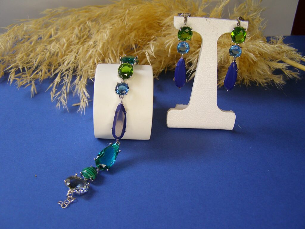 Bracelet et Boucles d'oreilles avec pierres en camaïeu de bleu et vert